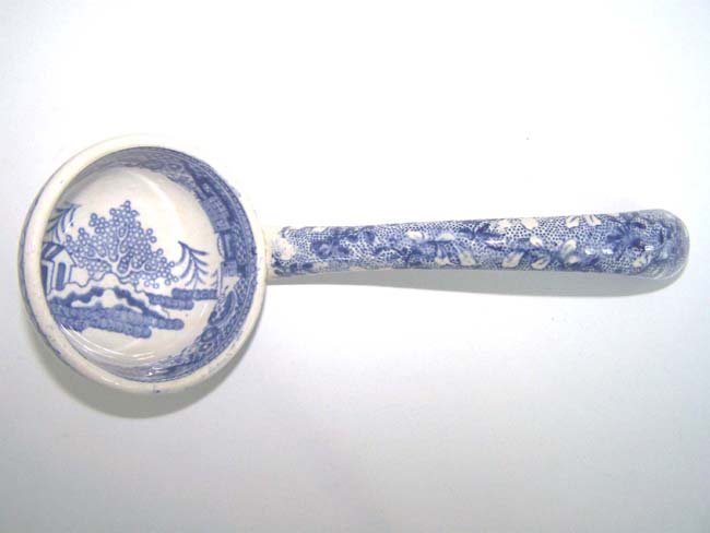 A fine small 'Blue Willow' Pattern Porcelain Ladle circa 1830 — image 2